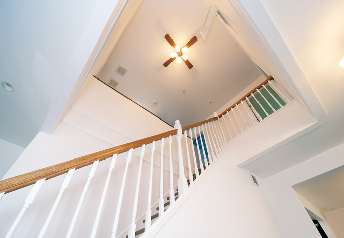 吹抜けリビング階段 踏み板と手すりに木の質感が映える 白とのコントラストがカジュアリーな装い イエタテ