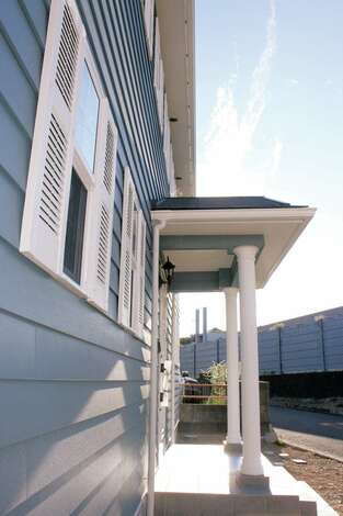 飾り雨戸付きの窓。世界トップクラスの断熱性能を備えた樹脂サッシを 