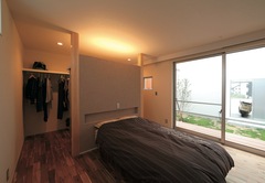 寝室はベッドヘッドの壁がウォークインクローゼットとの仕切りを兼ね ベッドを中心に回遊できる イエタテ