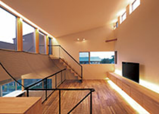 リビングには勾配天井と 左下のダイニ