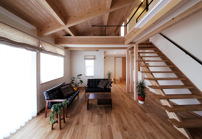 リビング横に設けた客間の和室は 背の高いご主人に合わせて 建具も背の高いものをオーダーで製作した イエタテ