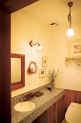トイレは モザイクタイル貼りの手洗いカウンターがアクセント ペンダント照明は奥さまが初めて購入したアンティーク イエタテ