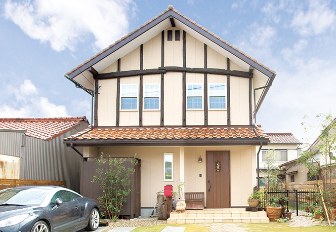 欧風古民家を象徴する外観は 意外なほど街に馴染む イエタテ