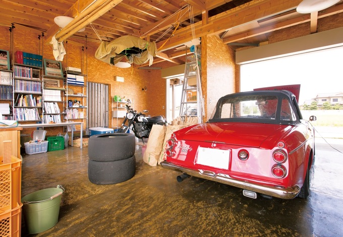 昭和43年式の日産ダットサンを風雨から守る屋根付きのガレージが欲しかったそう 内装も自分好みにカスタマイズした 休日はここで車いじりをする