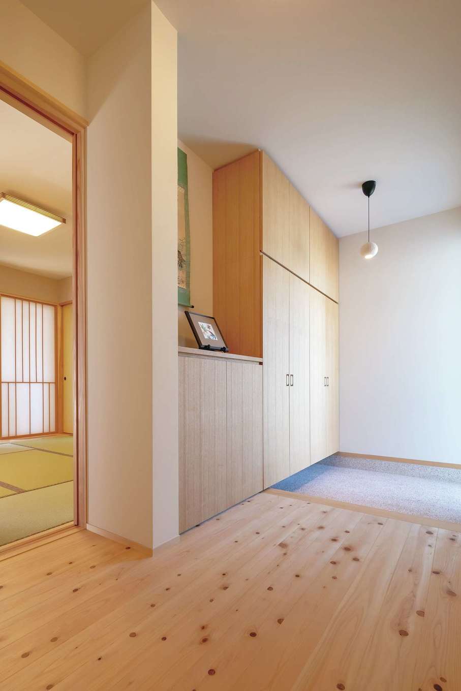 ひのきの優しい香りが漂う洗い出し仕上げの玄関ホール ぴたっと収まりのいい造作家具もshin Ei Styleのこだわり イエタテ