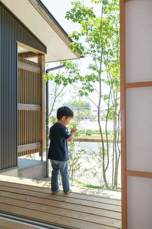 庭とリビングをつなぐウッドデッキは 腐りにくくメンテナンスフリーの エコアコールウッド を採用 縁側感覚で シャボン玉や花火を楽しむ イエタ