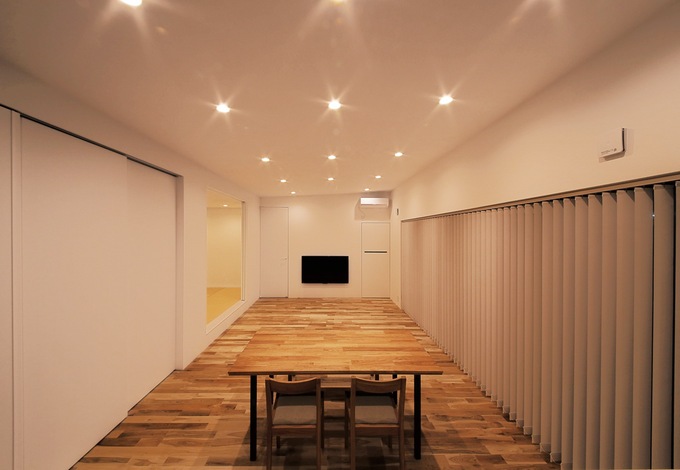 キッチンで使う冷蔵庫や電子レンジなどの電化製品や食器 ツール類は壁面の白い扉の奥に隠して収納 生活感を排除して美しい空間をキープ イエタテ