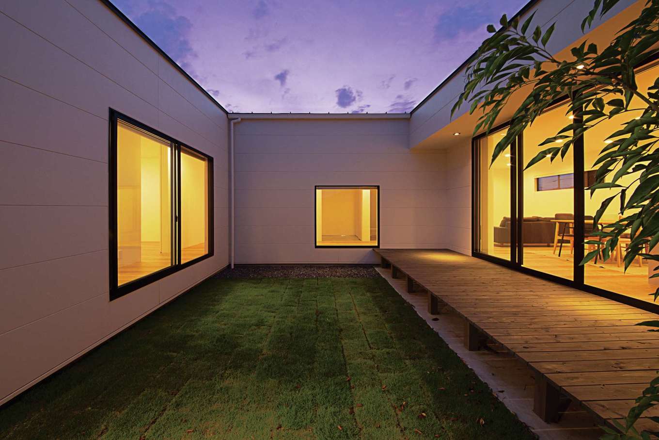 コの字型の建物で覆った中庭 反対側の塀を高くしたことで周囲に気兼ねなくくつろげる空間を実現 イエタテ