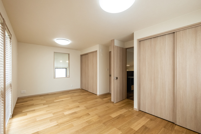 将来間仕切り可能な子ども部屋は 収納をあらかじめ設けてあるので壁を設置するだけで仕切ることができる 1階のシックなインテリアとは雰囲気を変え 将来間仕切り可能な子ども部屋は 収納をあらかじめ設けてあるので壁を設置するだけで仕切ることができる 1階のシックなインテリアとは雰囲気を変え