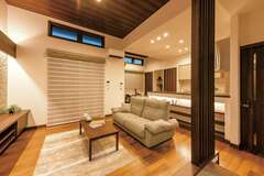 地震に強い安心の構造で、明るく開放的なリビングを実現