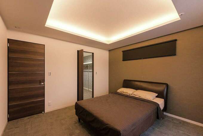 間接照明を施した上げ天井で リラックス空間を演出 アクセントクロスと建具は同じトーンでコーディネート イエタテ