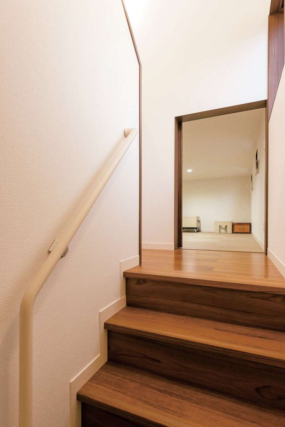 1階と2階の間に設けた 大収納空間 蔵 階段からそのまま荷物を運び入れることができ さらに床がフラットなので活用度も大きい イエタテ