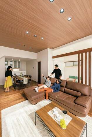 天井が高いリビングは 家族のお気に入りの空間に 木質の天井はダウンライトですっきりとした表情 飽きがこない シンプルで上質なインテリアも魅力