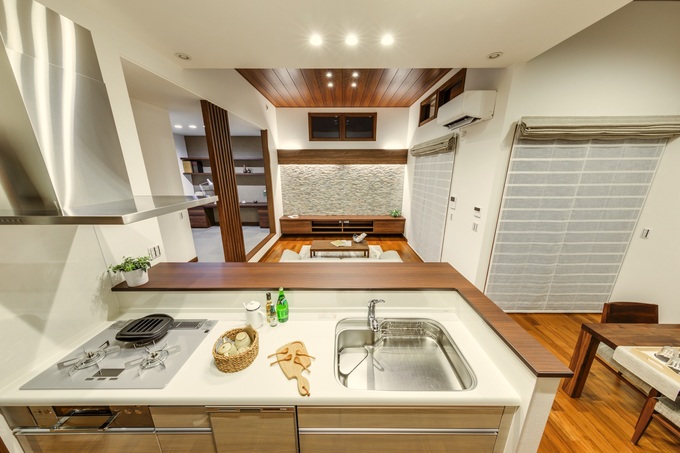 1階と2階の間に設けた 大収納空間 蔵 階段からそのまま荷物を運び入れることができ さらに床がフラットなので活用度も大きい イエタテ