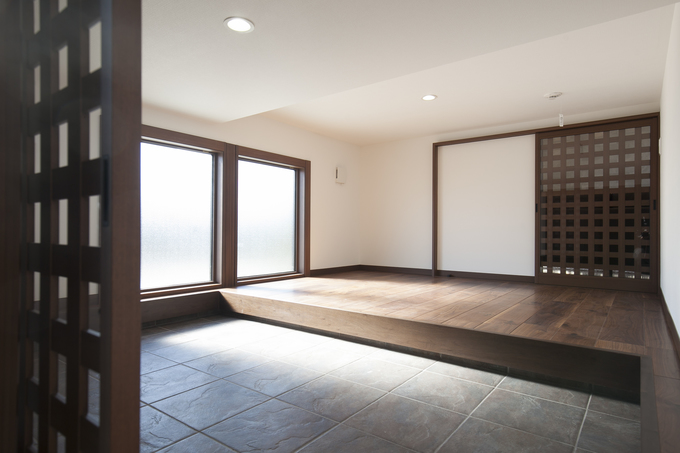 1階と2階の間の階段踊り場に 蔵 を設置 住まいの中心に大収納空間があるため どの部屋からも近くて便利 家族の共有のモノはもちろん 一人ひと