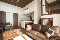 1階と2階に大収納空間「蔵」のある家