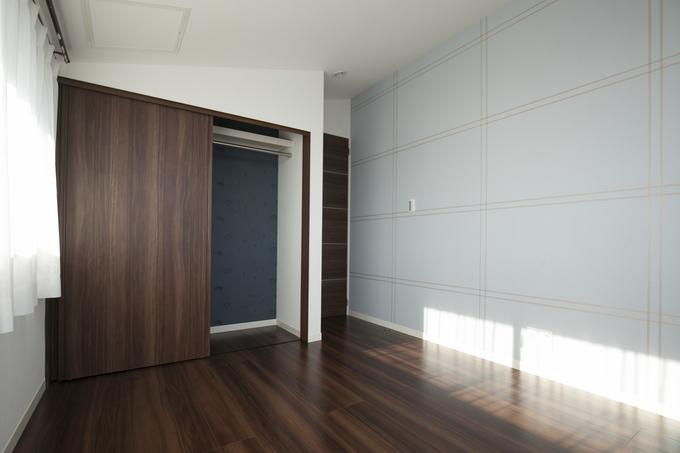 子供部屋の壁にはアクセントクロスを貼り 楽しく明るく過ごせるデザインに イエタテ