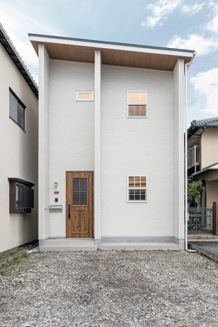 袖壁と深い軒が印象的な外観 欧米風の上げ下げ格子窓がアクセント 駐車スペースも2台分確保できた イエタテ