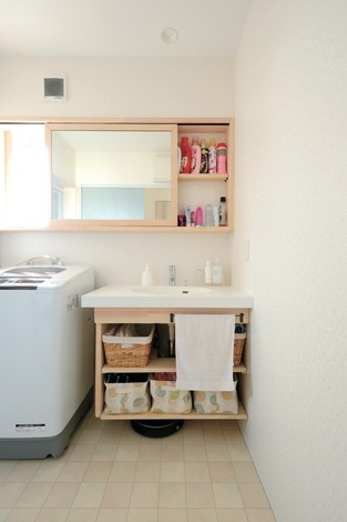 鏡をスライドさせて洗剤やシャンプーを収納することで 空間を広く使える 洗面台下の可動式収納棚も造作 イエタテ