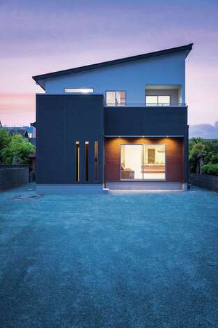 通りから奥まった立地ということもあり Ldkには大きな開口を用意 一方 玄関ポーチは囲いを設け 出入りの際に雨風の影響を受けないよう配慮され