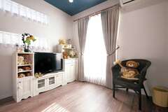 長男の部屋は白を基調にネイビーのカーテンでアクセント 壁の一面だけクロスを変えて変化をつけた イエタテ