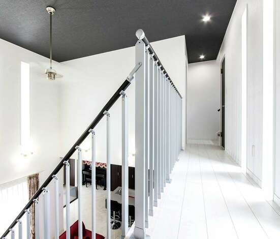 2階は吹き抜けを挟んで二部屋 廊下にはスリット窓を取り付けて リゾートに佇むメゾネットのような雰囲気に イエタテ