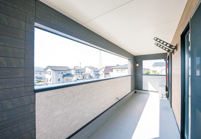 屋根を付けたいという奥さまの希望で誕生したインナーバルコニー 大きな開口部で採光を確保しつつ 雨の日の洗濯物も安心 イエタテ