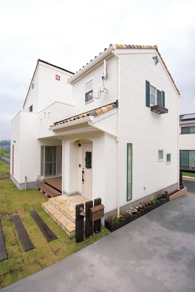 アフターホーム【1000万円台、子育て、狭小住宅】ご主人がこだわり抜いた素材でまとめた外観。シックな色合いの瓦で落ち着きをプラス