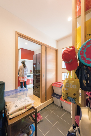 玄関収納兼パントリー 扉を開ければそこはキッチン まとめ買いをした後も 荷物を楽に運び入れられる便利な動線 イエタテ