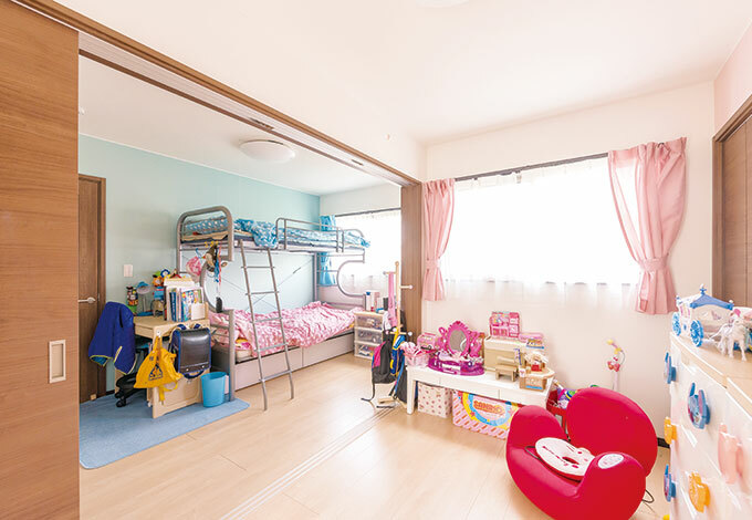 引き戸で仕切る子ども部屋 いずれは2部屋として使うが 遊びたい盛りの今は 広々空間として兄弟が仲良く共有 イエタテ