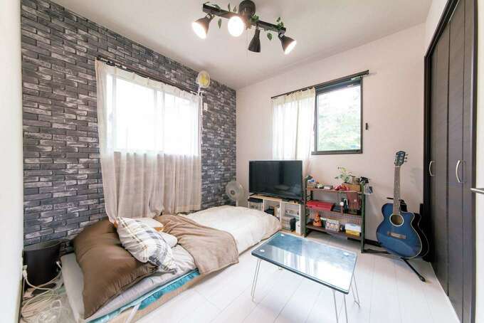 次男の部屋 クロスはレンガ調のものを選び 4灯のスポットライトの照明で インダストリアルな雰囲気にコーディネートしている イエタテ