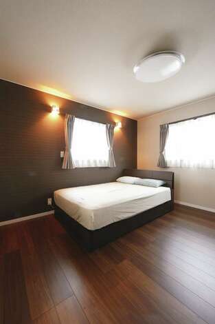 1階のldkと変化をつけるため ダークブラウンの床を採用した主寝室 アクセントクロスを照らす間接照明がリラックス効果を高めてくれる イエタテ