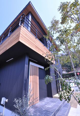 ガルバリウムと無垢材でスタイリッシュに仕上げた外観 屋根付きのインナーバルコニーは雨天時でも洗濯物が干せるので 共働き夫婦にとってはありがた