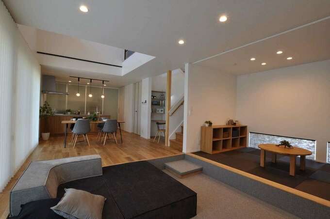 段差のあるピットリビングを採用し 空間に変化をつけた23畳のldk リビングに隣接する小上がりの畳コーナーは 子どもが熱を出したときに寝かせ