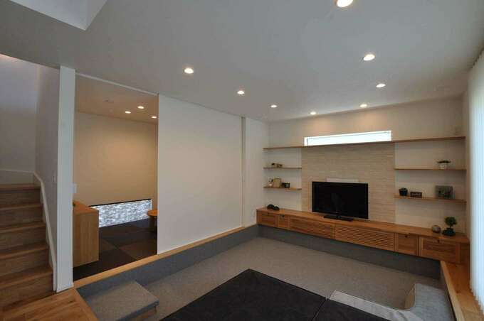 普段はオープンにしておく畳コーナーは シーンに応じてロールスクリーンで仕切ることもできる テレビボードと飾り棚は造作 イエタテ