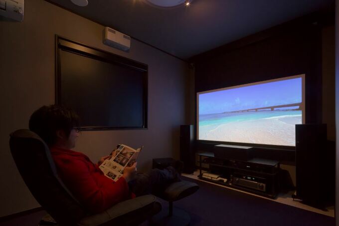 大画面と大音量で映画を楽しめるシアタールーム イエタテ