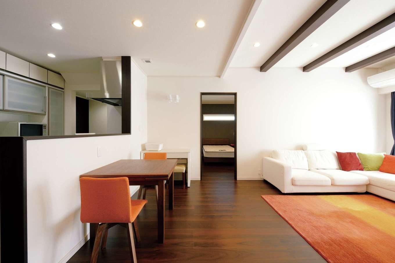 対面式キッチンからリビングを見渡せる造り ダイニングテーブルの隣にメイクデスクを用意するなど リビングで生活が完結する よう配慮した キッ