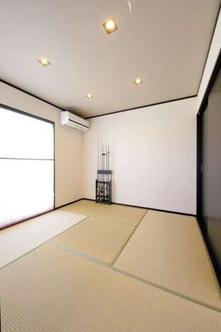 和室は友人や親類のための客間に 普段は釣り好きのご主人の趣味道具が並ぶ イエタテ