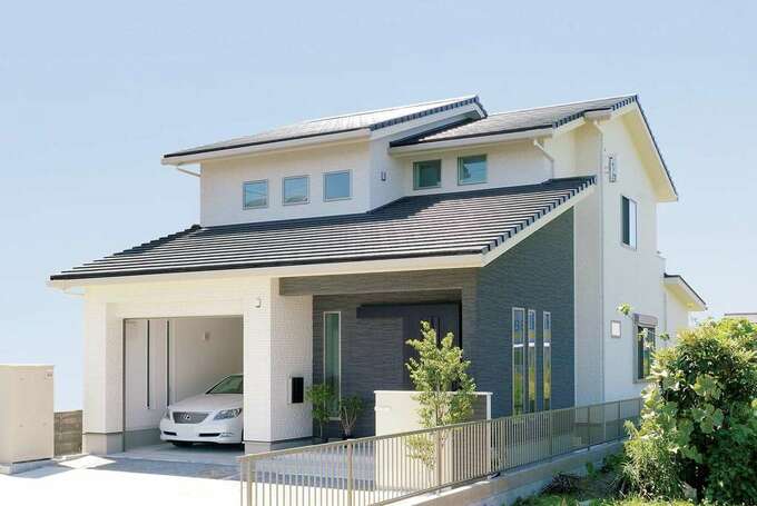 窓の位置一つ一つにまでこだわリ抜いたスタイリッシュなフォルムが特徴 念願だったビルトインガレージを備え ガレージ内から直接玄関に移動できる