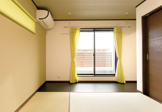 布団で眠りたいご主人の希望で 2階の寝室は和室に 一部のみフローリングを敷き 奥にウォークインクローゼットを設計 室内干し用の物干しも天井に