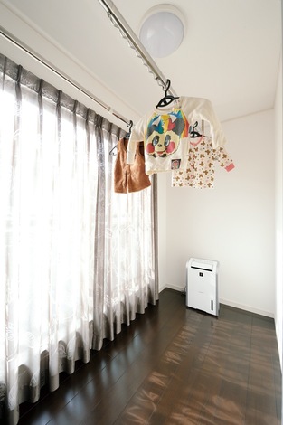 寝室と子ども室の間にある 室内干し専用のサンルーム 陽当たりも良い イエタテ