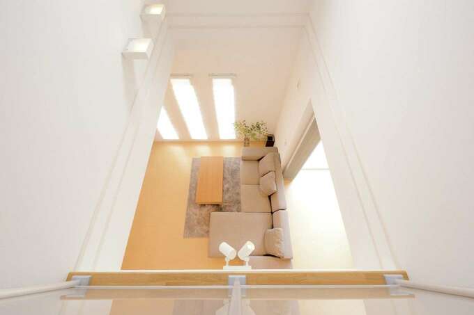 2階ホールからリビングを見下ろせる 吹き抜けを通し 家中に一体感が生まれている イエタテ