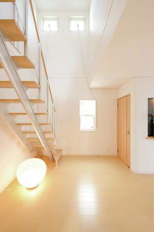 玄関を入ると この吹き抜けの階段ホールが迎えてくれる 自然光が優しく反射し いつも明るい印象 イエタテ