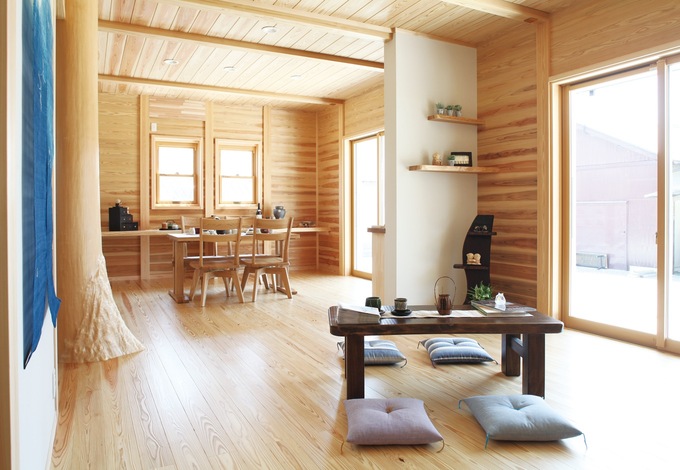 板倉造り を象徴するスギ板張りの壁が印象的なldk