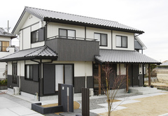 白 濃グレーの外壁 いぶし瓦 木の柱や窓の格子が調和した外観 古民家調のデザインが落ち着いた風情を感じさせる イエタテ