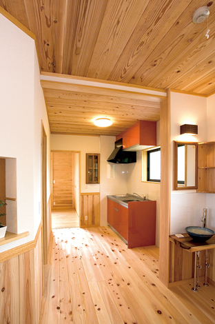 ２階の廊下にはミニキッチンをしつらえた イエタテ