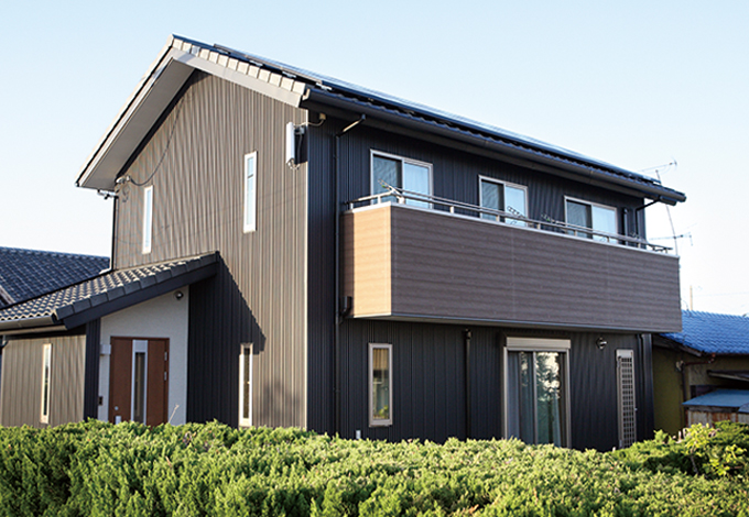 濃いグレーでシンプル シックにまとめた外観 イエタテ