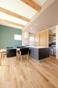 キッチン背面の収納庫に冷蔵庫や電子レンジなども隠して収納し 生活感を排除 イエタテ