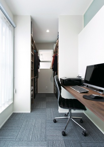 ウォークインクローゼットと同空間に設けたご主人の書斎 イエタテ