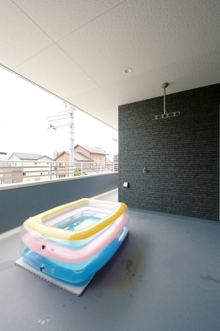 インナーバルコニーは奥行きがあり プールやイスを出して外を満喫 イエタテ